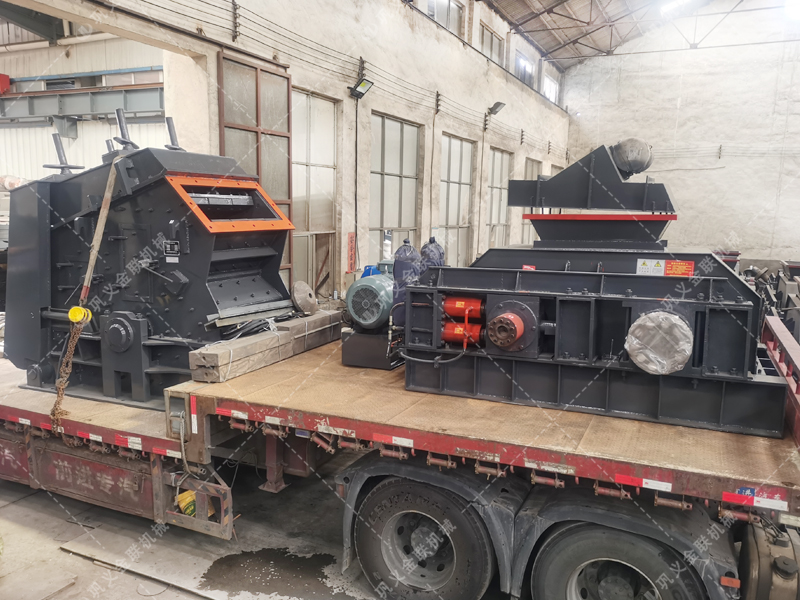 1000*700液壓對輥制砂機，1210反擊破發往四川