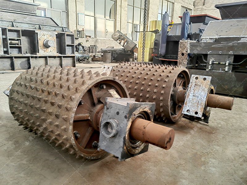 為什么越來越多的工程選擇雙齒輥破碎機處理水泥路面？